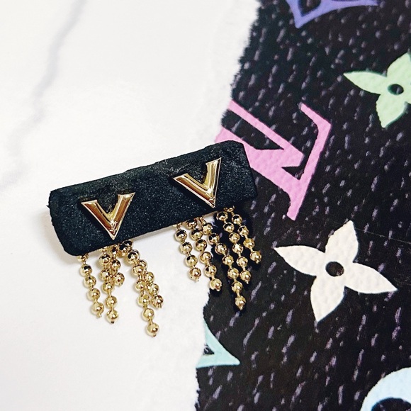 Authentic Louis Vuitton HTF Essential V Boucle Fringe Gold tone Earrings - Picture 8 of 13